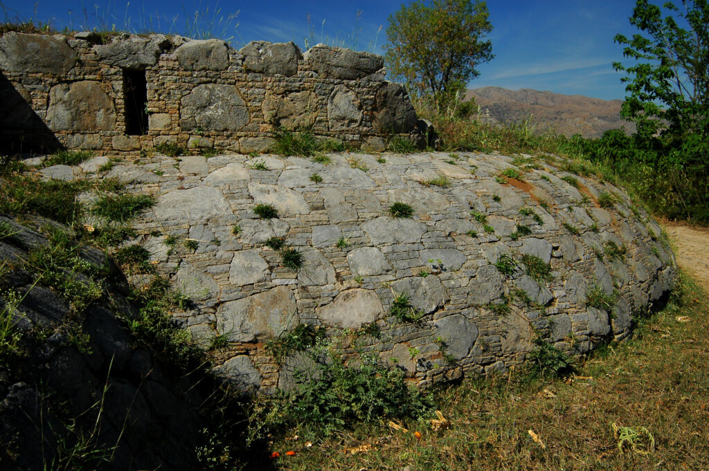 Stenmur ved et arkæologisk område i Taxila
