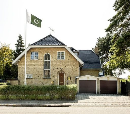 Pakistansk flag ved en bygning